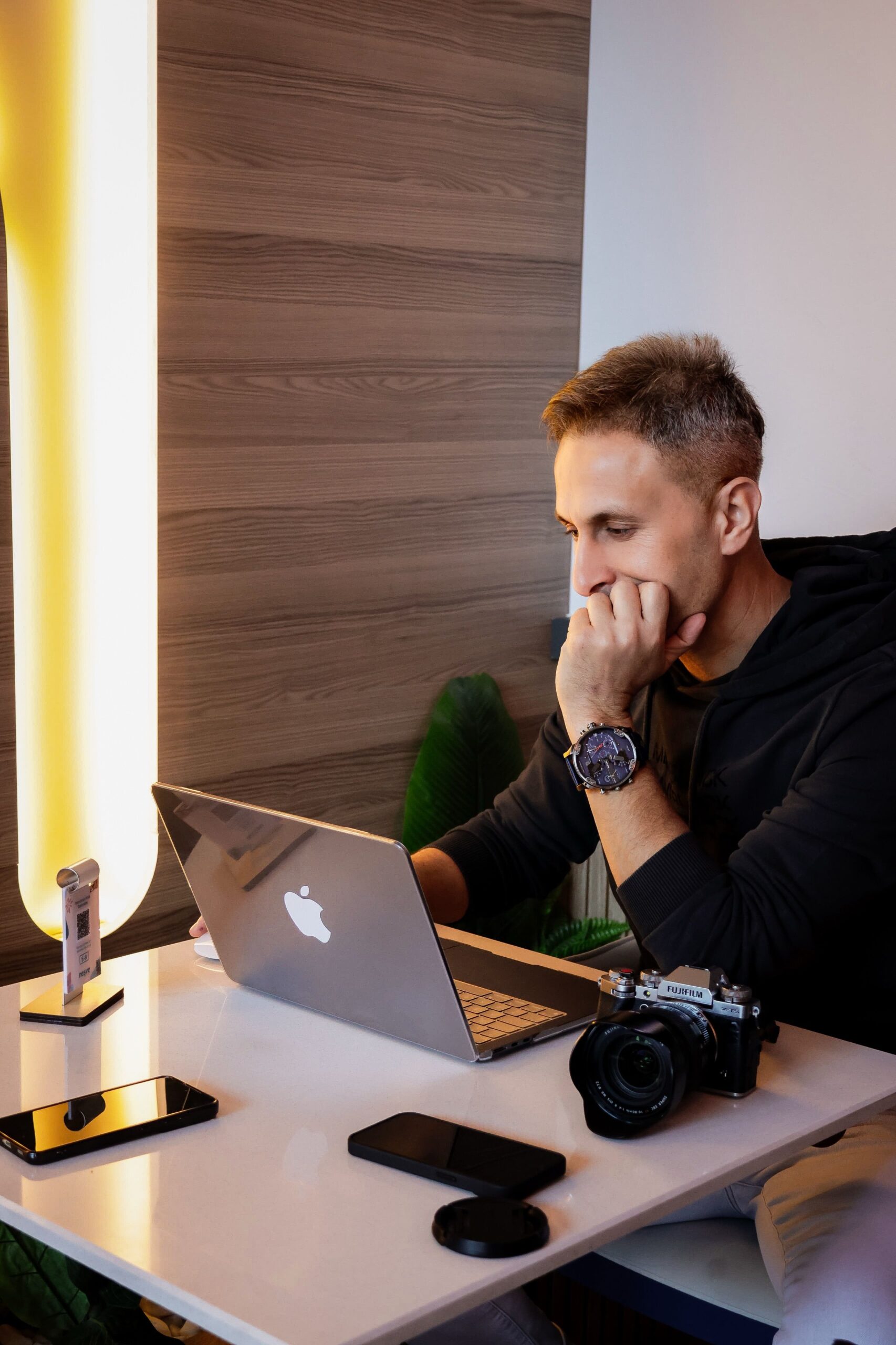 Właściciel sklepu internetowego pracujący na laptopie