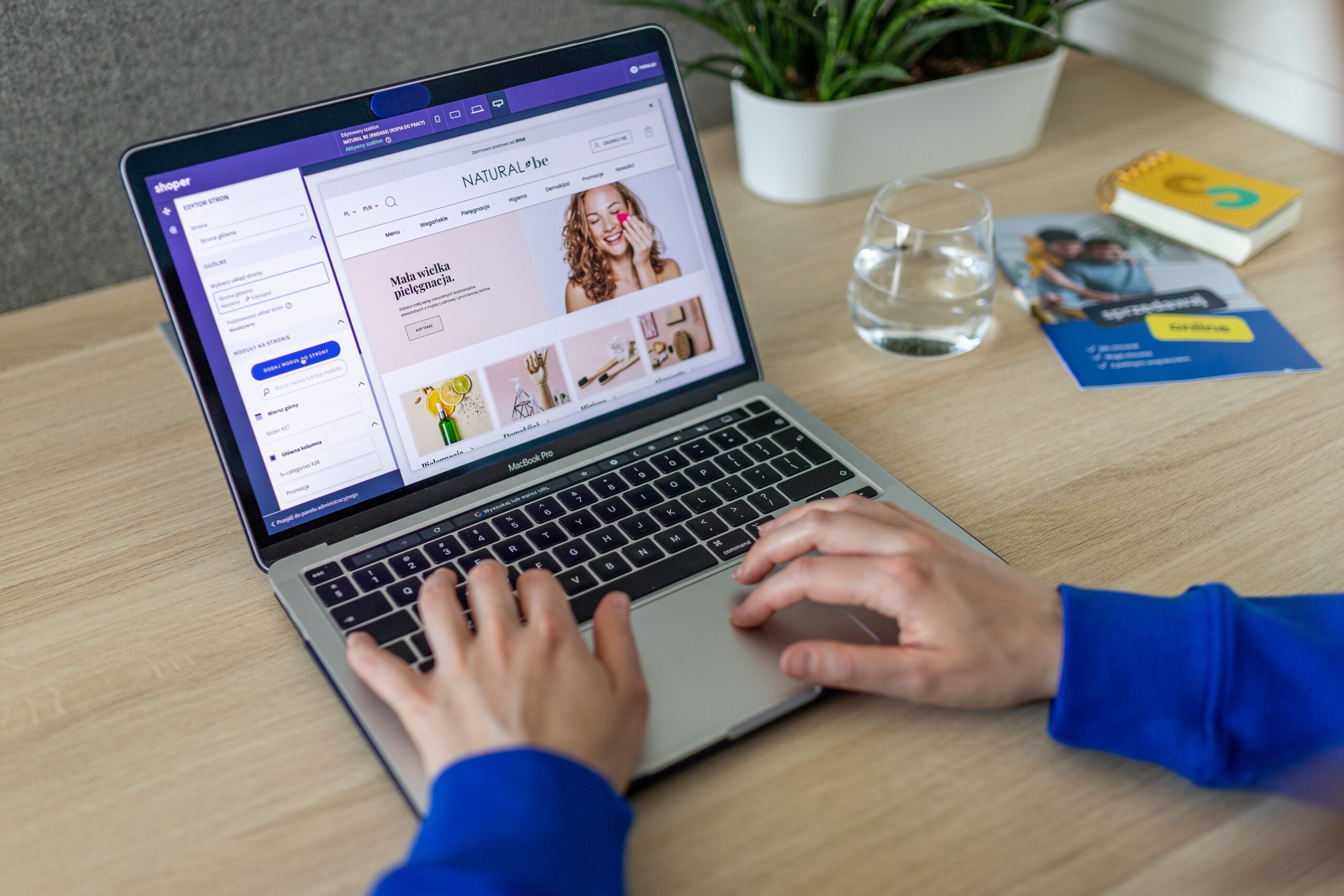 Edytor stron sklepu Shoper na laptopie